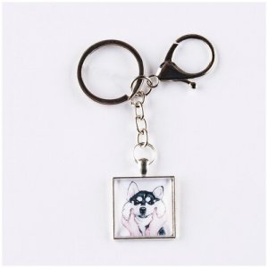 Брелок серебристый с карабином, большим кольцом для ключей цепью и квадратным рисунком Руки обнимают голову милой собаки в стиле аниме DARIFLY. Цвет: серый/розовый/черный/белый