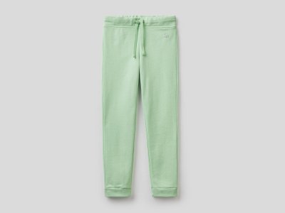 Спортивные брюки с лого Benetton. Цвет: зеленый