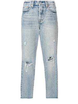 Укороченные джинсы с рваной отделкой Levi's. Цвет: синий