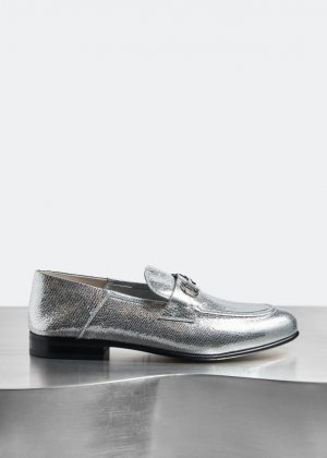Лоферы FERRAGAMO x Level Shoes Gancini loafers, серебряный