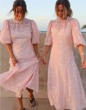 Бледно-розовое платье миди с высоким воротником и прозрачной вышивкой x Collyer Twins Labelrail
