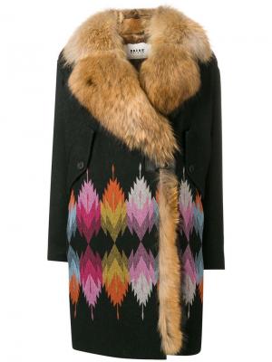 Пальто с отделкой из кроличьего меха и енота Bazar Deluxe. Цвет: черный