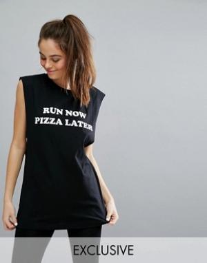 Черная облегающая майка с надписью Run Now Pizza Later Twerk Out. Цвет: черный
