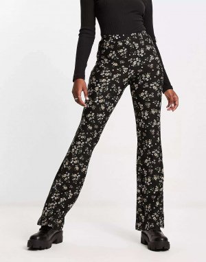 Черные брюки-клеш с цветочным принтом QED London. Цвет: черный