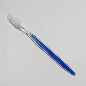 Зубная щётка, 17,5 см, цвет прозрачный/синий ONLITOP. Цвет: синий, прозрачный