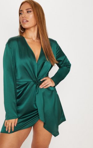 Плюс Изумрудно-зеленое атласное платье с запахом и длинными рукавами PrettyLittleThing