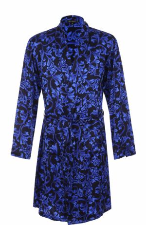 Шелковый халат с поясом и шалевым воротником Versace. Цвет: синий