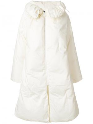 Объемное пальто-пуховик Mm6 Maison Margiela. Цвет: белый