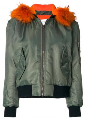 Куртка-бомбер с капюшоном и мехом енота Forte Dei Marmi Couture. Цвет: зеленый