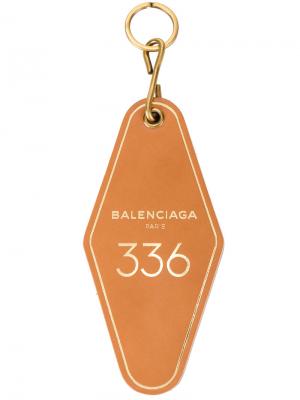 Брелок для ключей в виде ярлыка отельного номера Balenciaga. Цвет: жёлтый и оранжевый
