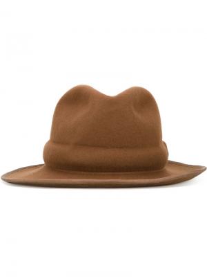 Шляпа с потайной лентой Mihara Yasuhiro. Цвет: коричневый
