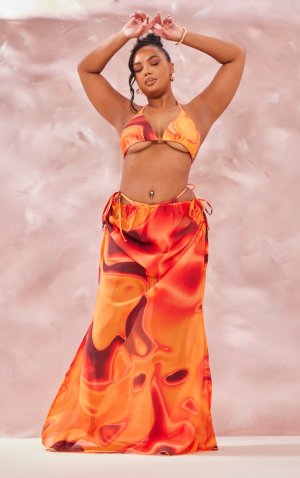 Плюс Оранжевая шифоновая пляжная юбка со сборками по бокам с абстрактным принтом PrettyLittleThing