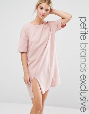 Свободное платье‑футболка с разрезом One Day Petite. Цвет: розовый