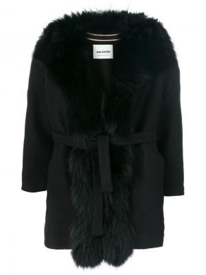 Пальто с поясом Ava Adore. Цвет: черный
