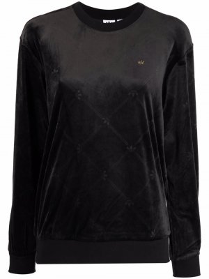 Бархатный свитер с монограммой adidas. Цвет: черный