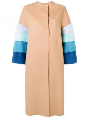 Пальто с меховой отделкой на рукавах Ava Adore. Цвет: бежевый