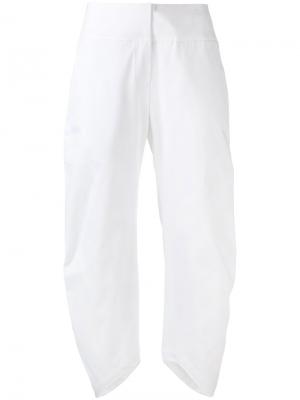 Асимметричные укороченные брюки Io Ivana Omazic. Цвет: белый
