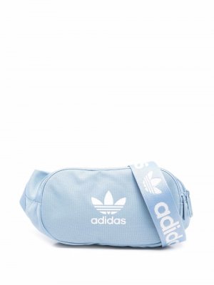 Поясная сумка Adicolour с логотипом adidas. Цвет: синий