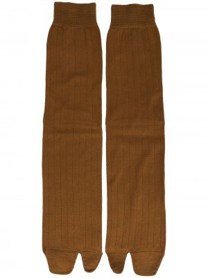 Высокие носки Tabi Maison Margiela. Цвет: коричневый