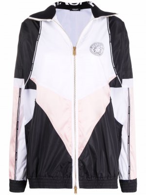 Легкая куртка с узором Greca и логотипом Versace. Цвет: белый