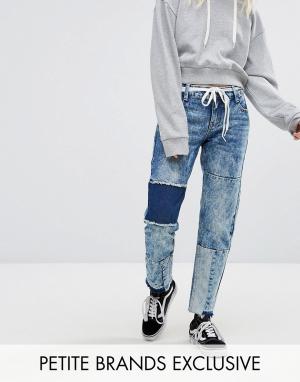 Прямые джинсы с нашивками и необработанными краями Urban Bliss Petite. Цвет: синий