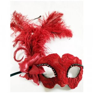 Красная венецианская маска с перьями сбоку (9090) Giacometti. Цвет: красный